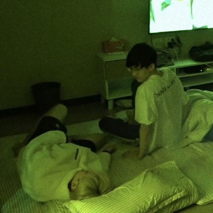 얘네만 두고 시간이 멈춘 것 같은 무드...