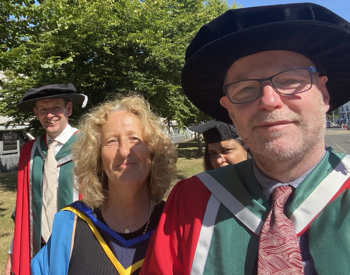 The ⁦<a href="/BrunelSocWork/">Brunel Social Work</a>⁩ graduation photo opp just got photobombed by ⁦<a href="/shafeena_anas/">Shafeena Anas</a>⁩ &amp; ⁦<a href="/Houlden_Lab/">Ashley Houlden</a>⁩  ⁦<a href="/Bruneluni/">Brunel University of London</a>⁩ #iambrunel