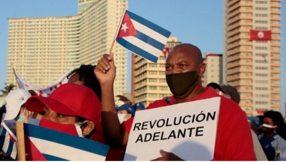 DrAdalbertoJHe1's tweet photo. A un año de aquel intento burdo de alterar nuestra soberanía el 11/7 del 2021 nuestro aguerrido pueblo continúa reafirmando que en nuestro país las calles son de los revolucionarios. #BMCGuineaBissau #CubaPorLaPaz @DiazCanelB @DrRobertoMOjeda @PartidoPCC @ArgudinMilagros https://t.co/jqpXqbbkZj