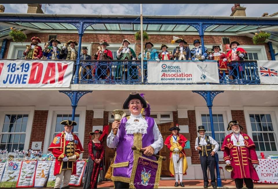 foweytowncrier's tweet photo. A very Happy International Town Criers' day to all my fellow Town Criers across the UK, and around the world! 

This was a picture from the last time some of us met as a bellow; at Bognor Regis. I hope to see some familiar faces (and some new ones,) at my next competition... https://t.co/SZKME4oapR
