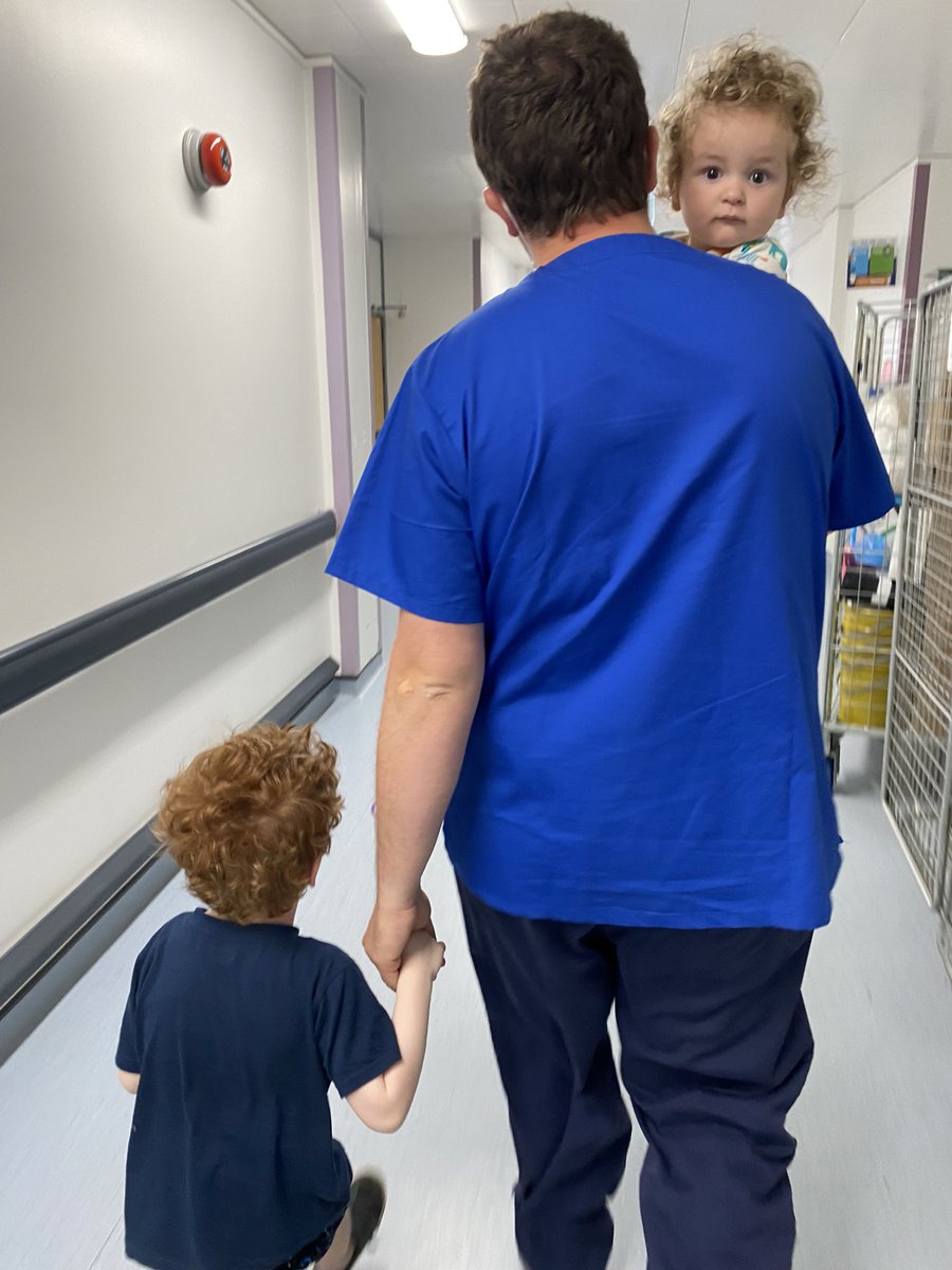 DawnCollis1's tweet photo. When your both nurses and have no child care ………. Change over happens in corridors 🤦🏻‍♀️ https://t.co/OJxUAis4gH