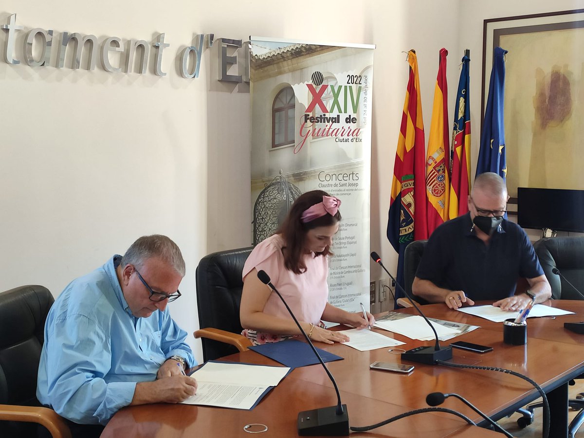 GuitarraElche's tweet photo. Hoy firma de convenio y presentacion oficial de la nueva edición del XIV Festival de Guitarra Ciutat d’Elx. La principal novedad, ¡volvemos al Claustro de San José! 👏🏻👏🏻👏🏻 https://t.co/Y6h9ZFLL9d