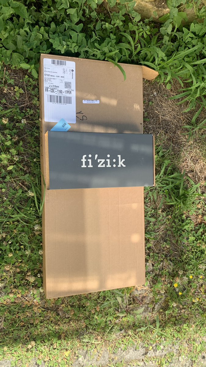 theo_fln's tweet photo. @ProbikeshopFR un peu hallucinant la taille de votre carton pour une selle de vélo… 😟 On pourrait presque en mettre 5 ! J’espère vous voir faire des efforts sur ca prochainement 💪 https://t.co/B3s9VJIgZp