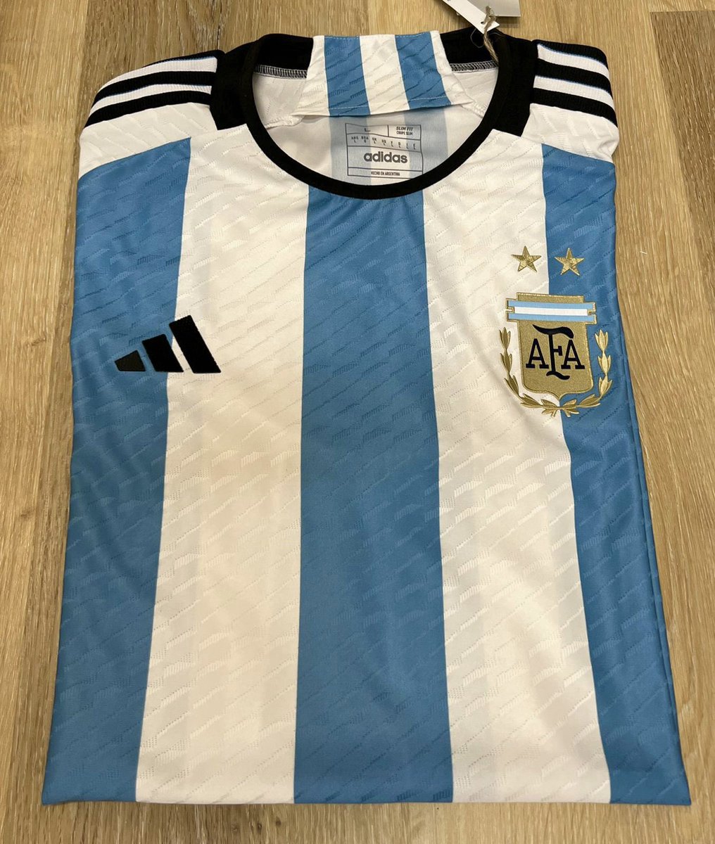 SANTIAGODELMORO's tweet photo. Nueva semana junt@s en #ElClubDelMoro en FM99.9 la 100📻Atent@s! porque hoy regalamos la NUEVA camiseta de la selección Argentina. 🇦🇷 Participan con el hashtag #ElClubDelMoro 🍀🍀 🍀@la100fm 📻 https://t.co/QZDnEKg7RQ