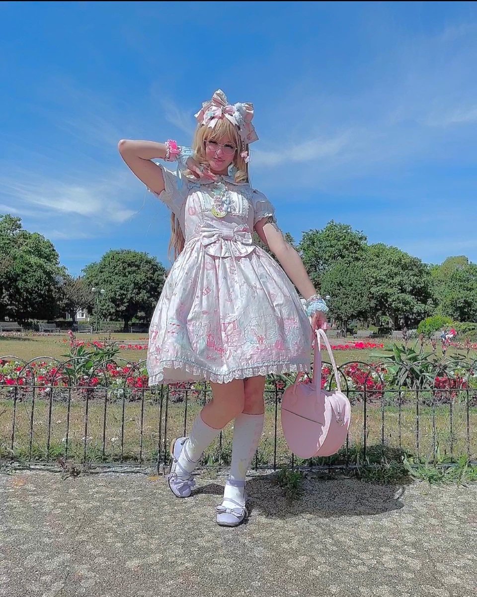 Tiitea3's tweet photo. Mmmm maybe I’ll turn into a lolita + art account 👀🤏 only a little #lolita #angelicpretty #EGL https://t.co/r57F9mjV7f