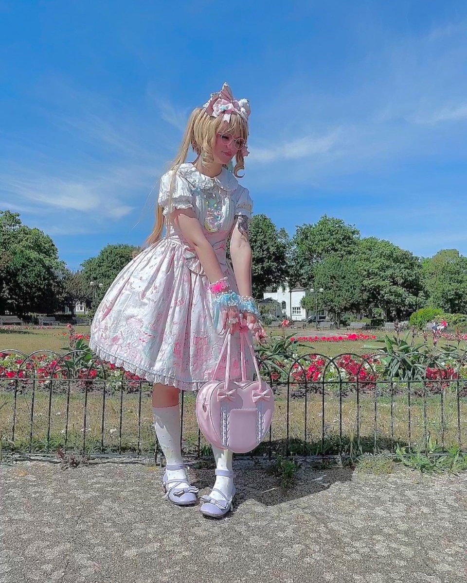 Tiitea3's tweet photo. Mmmm maybe I’ll turn into a lolita + art account 👀🤏 only a little #lolita #angelicpretty #EGL https://t.co/r57F9mjV7f