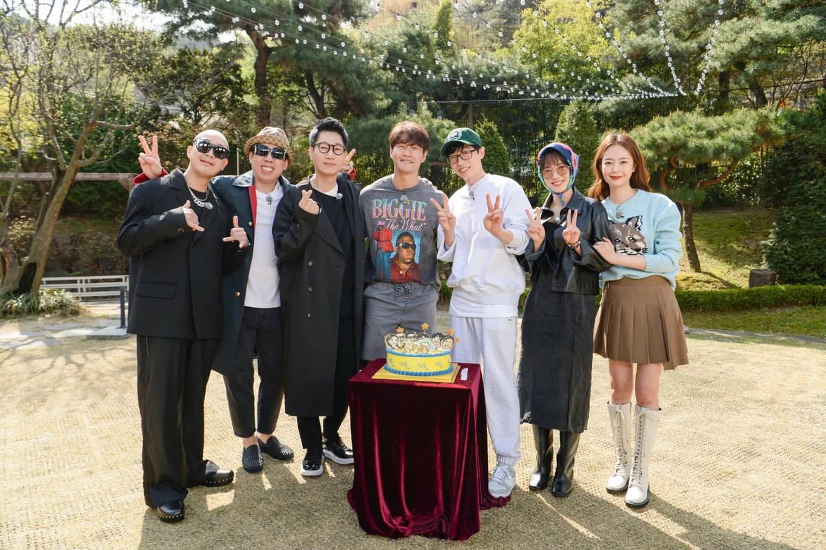 iamczarleigh's tweet photo. running with you has been the best decision ever. as soon as i started, not once did i ever stop. twelve years, one of the best feats for any variety show. our anchors, our happiness.
happy 12th anniversary! 🎉🎉🎉
#012WithRunningMan
#RUNNINGMANXII https://t.co/1i98dDxyyv