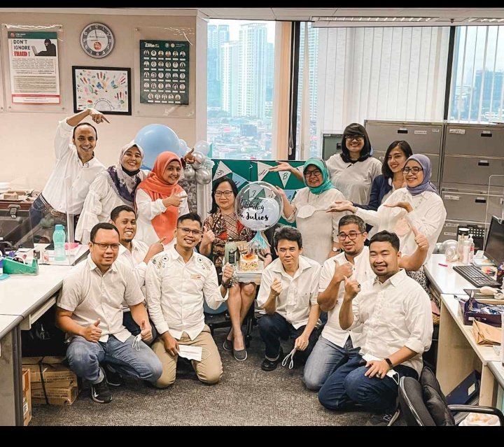 Mbew's tweet photo. last day and birthday for Miss Julies .. Happy Birthday Bu #ctbcbank https://t.co/nYXqXczQyY