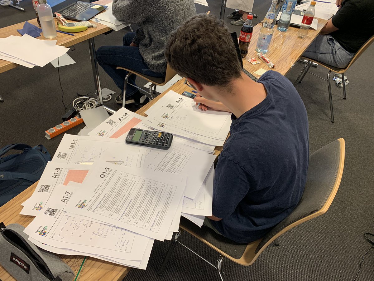IPhO 2022 @ DESY - Die 52. Internationale #PhysikOlympiade wird online ausgetragen. 370 Schüler:innen aus 75 Ländern wetteifern um Medaillen. Am #DESY #Hamburg nehmen 24 Olympionik:innen aus 🇨🇿🇩🇪🇩🇰🇪🇪&amp;🇸🇮 gemeinsam an dem Wettbewerb teil. Heute steht ein Simulationsexperiment an.