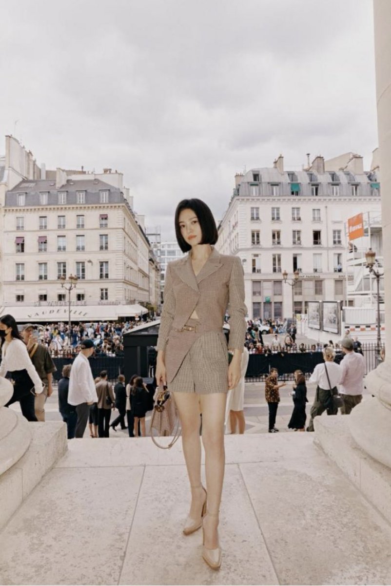 A collection of celebrity styles attending 22fw haute couture.zip || Harper's BAZAAR Korea harpersbazaar.co.kr/article/67918

“The brand ambassador #SongHyeKyo attended the event and made the event brighter.” 

#Fendi #FendiAmbassador 
#FendiCouture