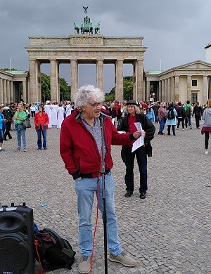 UNAC1's tweet photo. On Saturday, UNAC people spoke at a rally in Germany and met with people from the wonderful Coop Antiwar Cafe.  The rally was in front of the #USA embassy. #NOwar with Russia. https://t.co/J5EPp7Vixb
