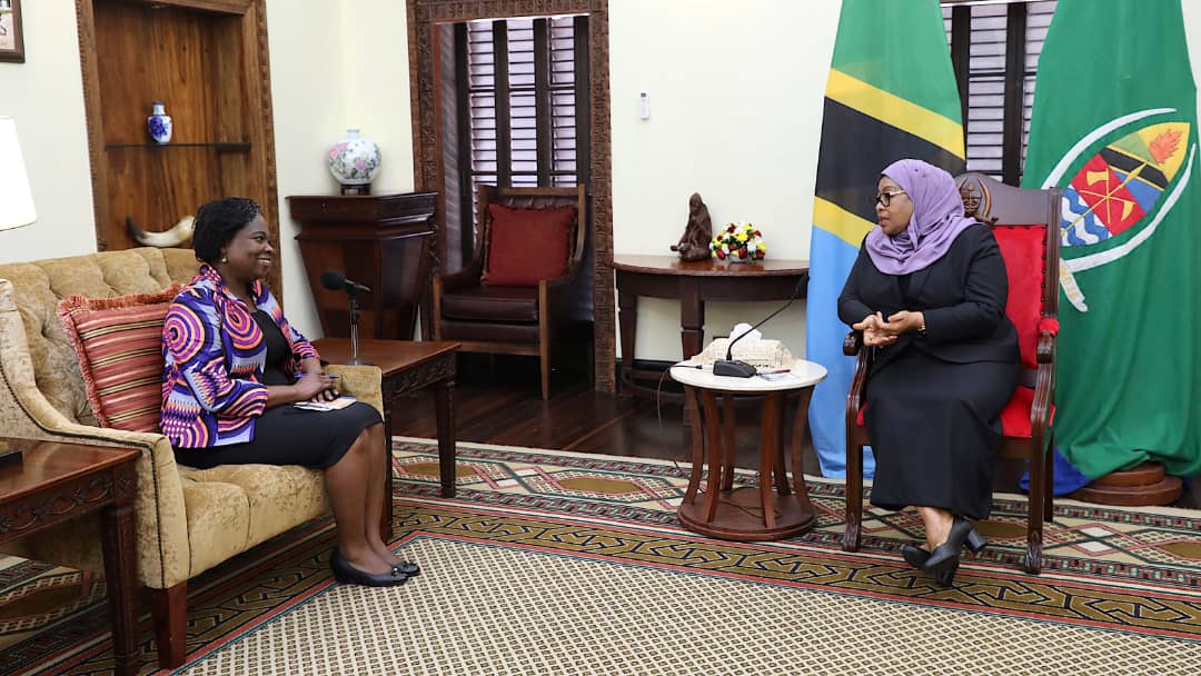 DicksonBisare's tweet photo. Rais wa Jamhuri ya Muungano wa Tanzania Mhe. Samia Suluhu Hassan akiwa kwenye mazungumzo na Makamu wa Rais wa Benki ya Dunia Bi. Victoria Kwakwa mara baada ya kuwasili Ikulu Jijini Dar es Salaam tarehe 11 Julai, 2022. https://t.co/6Vgrd5gUmf