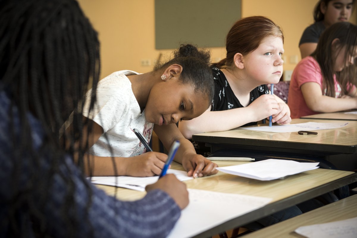 Creatief schrijven inzetten als impuls voor #leesplezier en literaire competentie. Hoe laat je kinderen met meer plezier aan schrijfopdrachten werken? Meld je nu aan voor de cursus ‘Creatief schrijven in de klas’ en ervaar ook zelf hoe leuk schrijven is.  bit.ly/creatiefschrij…