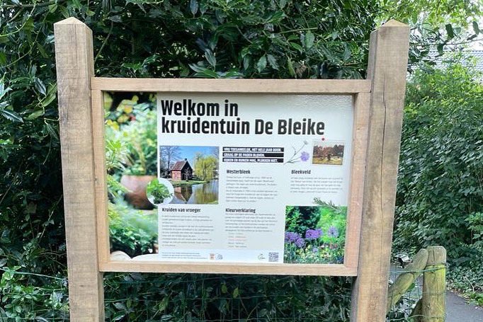 BioPanel's tweet photo. We hebben een infopaneel en 4 infobordjes geplaatst op een prachtplek: de Kruidentuin in Lochem. 
Een mooie opdracht van Historisch Genootschap Lochem Laren Barchem!

#hemp #circulair #biodegradeerbaar #signing https://t.co/e63CEvBnof