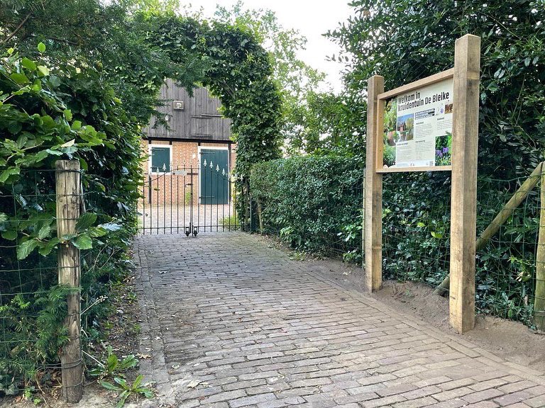 BioPanel's tweet photo. We hebben een infopaneel en 4 infobordjes geplaatst op een prachtplek: de Kruidentuin in Lochem. 
Een mooie opdracht van Historisch Genootschap Lochem Laren Barchem!

#hemp #circulair #biodegradeerbaar #signing https://t.co/e63CEvBnof