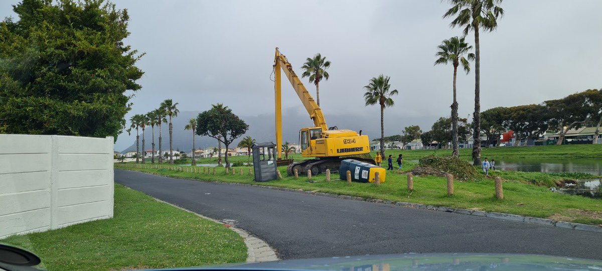 🔴 LANGVLEI CLEANING | The Langvlei is a part of the Sandriver Catchment. It originates from the Langvlei canal. The Catchment, Storm Water and River Management Department had initiated a river cleaning project to remove the water hyacinth with an excavator. @CityofCT