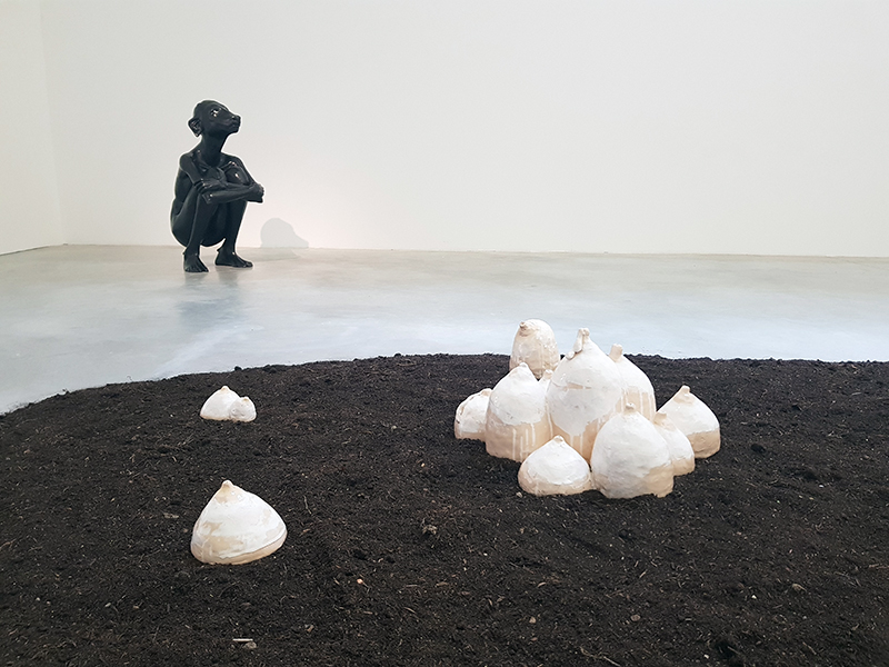 Vue d'exposition "Mettre au Monde" au Centre d’art contemporain l’arTsenal - Ville de Dreux 
du 23 juin 2022 au 08 janvier 2023
Milk pool &amp; Holy Daughters - <a href="/PruneNourry/">Prune Nourry</a>  
Mycélium - <a href="/LidiaKostanek/">Lidia Kostanek</a>