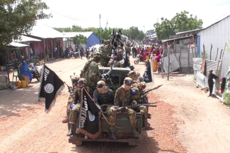 HussienM12's tweet photo. Al Shabab displays it's military forces just a day after Somalia president visited a parade of Somali army forces that had received a military training in Eritrea. Two days ago the group's leader vowed they will overthrow president HSM's government. https://t.co/Rc6EcRgoc1