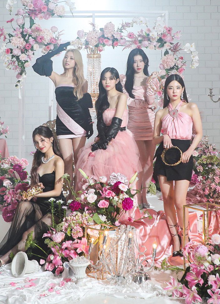 FIVEOFITZY's tweet photo. STUNNING QUEENS OF #ITZY https://t.co/oyd8kMURFW