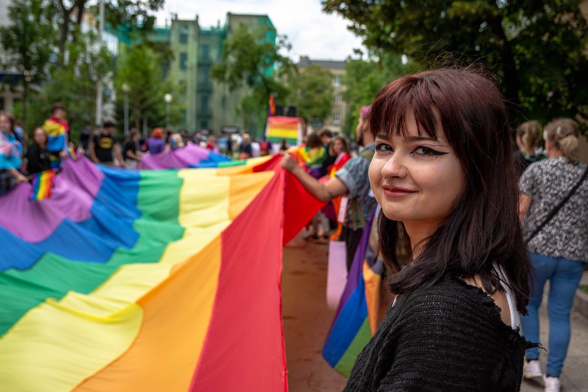 rownoscorgpl's tweet photo. Na dobry początek tygodnia mamy dla Was trochę tęczowych wspomnień z weekendu z #MarszRówności w #Kielce #Queerce ❤️🧡💛💚💙💜

📸 https://t.co/jXYnTayAIk https://t.co/yoWvLW0CiR