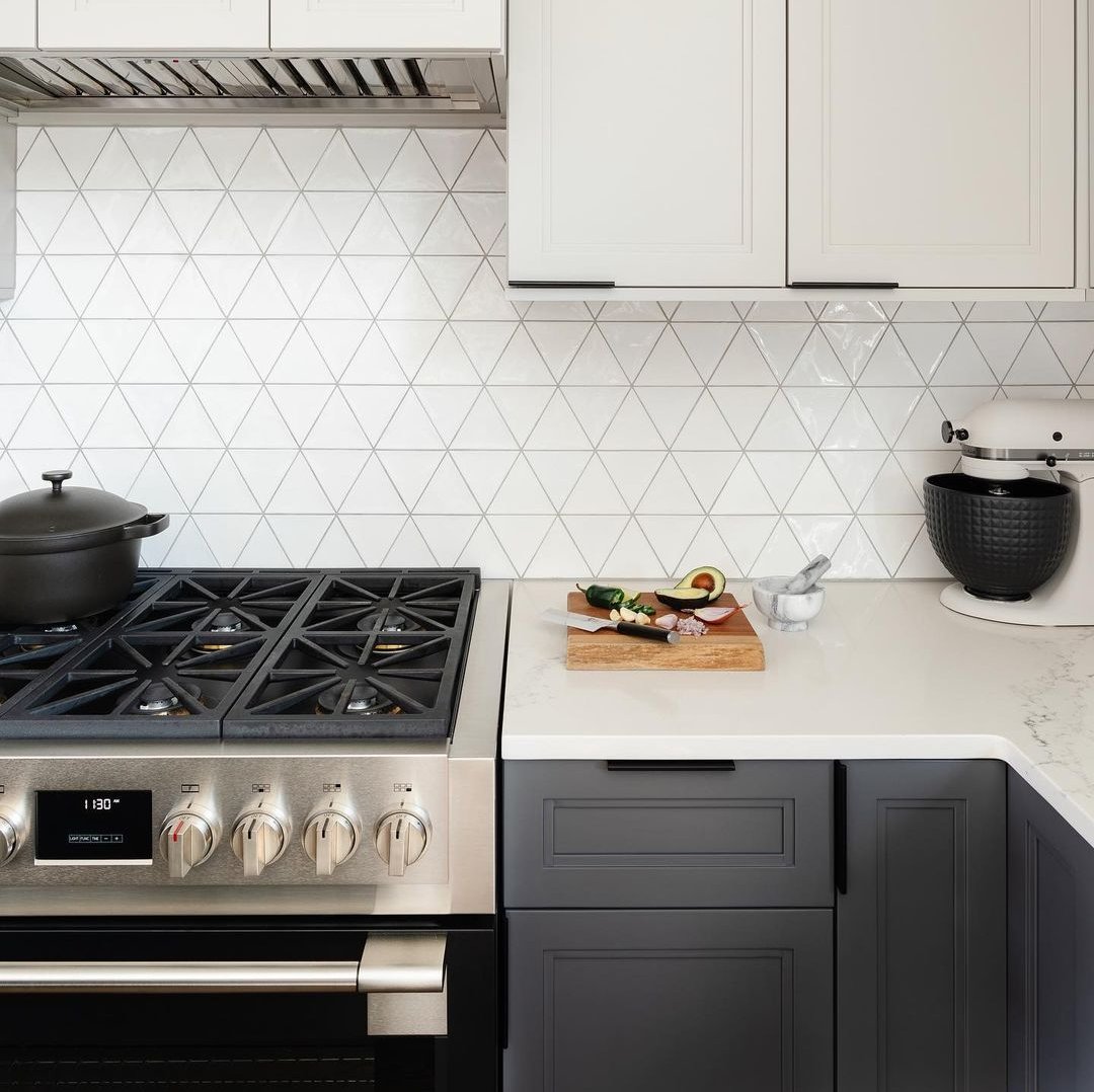 Because everyone needs a little drama from time to time. Our 36" Sofia Pro in beautiful matte black takes its rightful place center stage, ready to cook up this homeowner's next star dish.

Design: Goesling Group
📸: Anna Spaller Photography
🛠: MW Craftsman Inc.