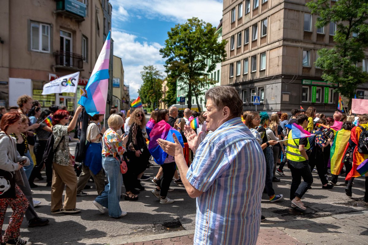 rownoscorgpl's tweet photo. Na dobry początek tygodnia mamy dla Was trochę tęczowych wspomnień z weekendu z #MarszRówności w #Kielce #Queerce ❤️🧡💛💚💙💜

📸 https://t.co/jXYnTayAIk https://t.co/yoWvLW0CiR