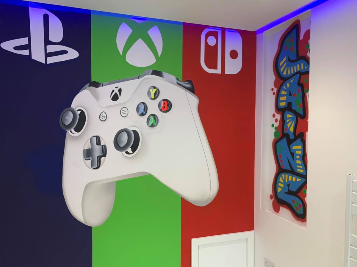 Creativemuraluk's tweet photo. We're working on a big job right now so here's a flashback to 2 years ago.
XBOX controller with Graffiti name
#xbox #gaming #graffiti #graffitiart #creative #murals #portraits #tesa #johnstones https://t.co/gCbeHYCmBS