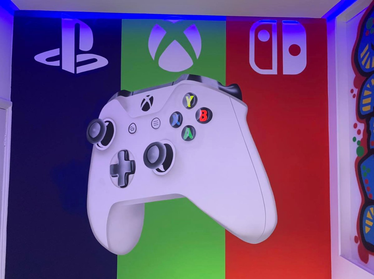 Creativemuraluk's tweet photo. We're working on a big job right now so here's a flashback to 2 years ago.
XBOX controller with Graffiti name
#xbox #gaming #graffiti #graffitiart #creative #murals #portraits #tesa #johnstones https://t.co/gCbeHYCmBS