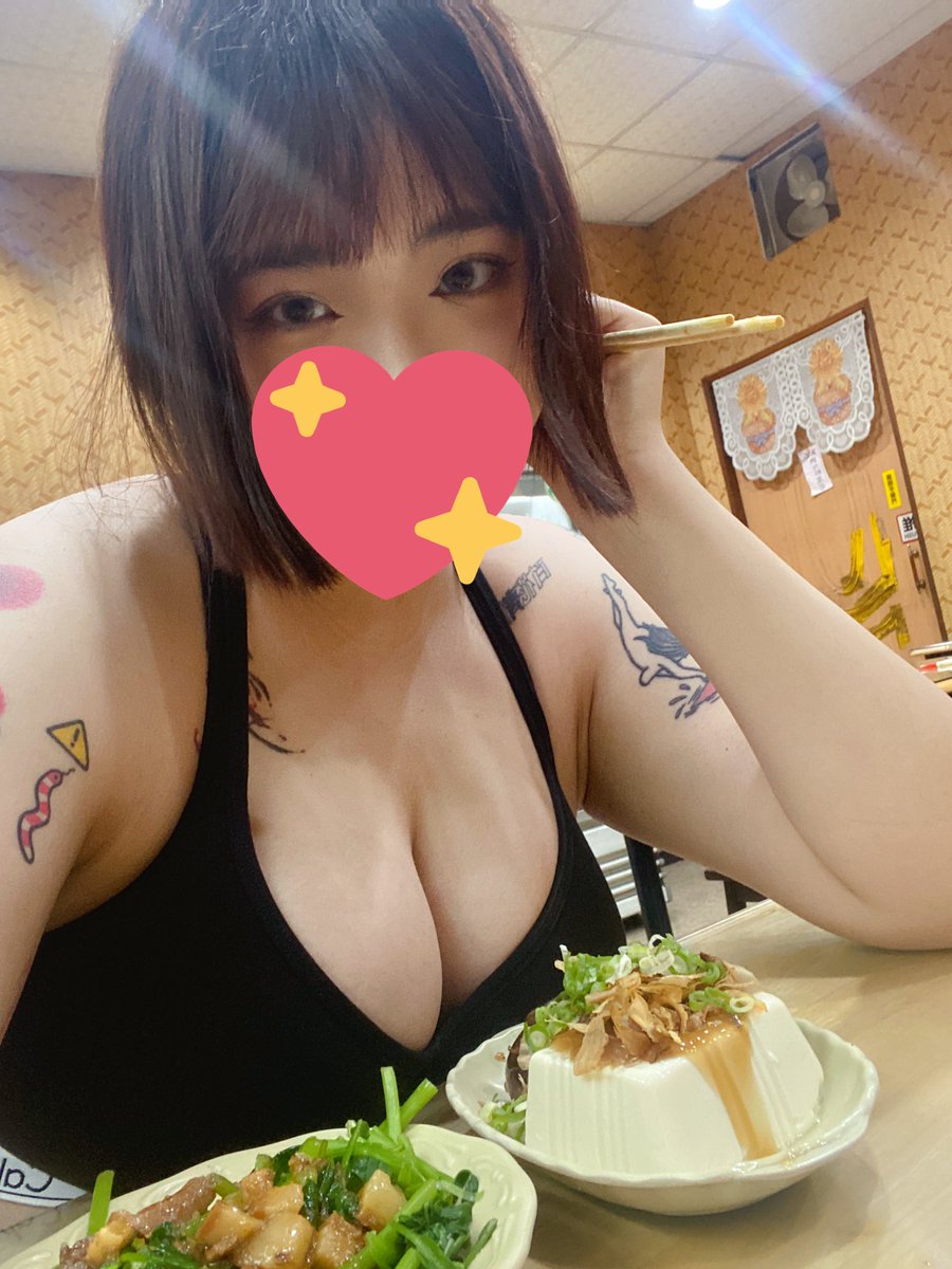 在吃飯⋯⋯但總覺得大家都在看我⋯ https://t.co/2rojrWXErR