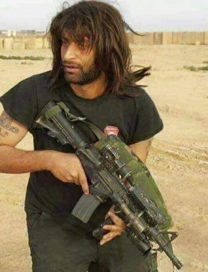 #عمار_حريجة .. 
صمد بمصفى بيجي 5 اشهر دون النزول هوّ ومجموعة قليلة من المقاتلين دون امدادات ولادعم حتى وصل الحال به الى ان تگطع حذائه وملابسه وشعره مثل متشوفون وإنقطع الاتصال عن أهله كل هاي المدة حتى عبالهم إستشهد وبقى لحد ما تحرر المصفى ولقب بوكتها اسد مصفى بيجي وبعدها تصوب