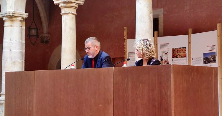 ERoigM's tweet photo. En el marc dels #ReialsCollegis celebrem #50anys d' #Agermanament entre #Alcañíz i #Tortosa
En la conferència el company i alcalde d’Alcanyís @iurquizu ha destacat la nostra història comuna i ha posat en valor els projectes en comú de les dues ciutats
ℹ https://t.co/UuCSt8vAhc… https://t.co/qjAz94Fc15
