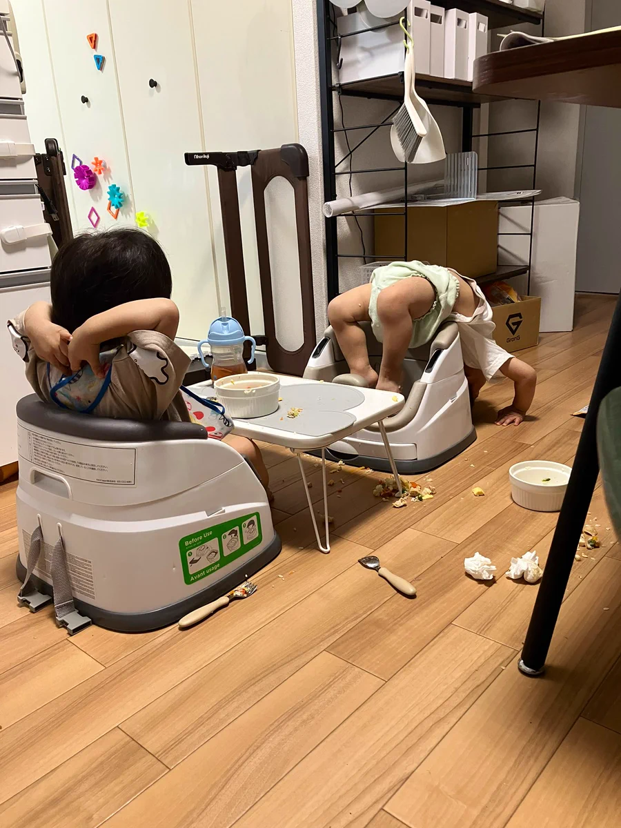 育児中の一コマ。えぐすぎる食事の風景と凄まじいブリッジ。