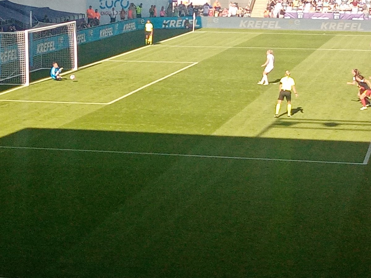 MottysMic's tweet photo. Tale of two penalties #BELISL @WEURO2022 @RoyalBelgianFA @footballiceland https://t.co/uuISgvDPBX