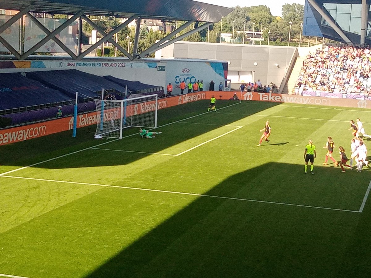 MottysMic's tweet photo. Tale of two penalties #BELISL @WEURO2022 @RoyalBelgianFA @footballiceland https://t.co/uuISgvDPBX