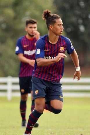 LaVanguardia's tweet photo. 🔴#ÚltimaHora Muere atropellado un alumno de solo 20 años de la Barça Residency Academy

Carter Payne, de tan solo 20 años y formado en el centro del Barça en EE.UU., fue atropellado cuando circulaba con su scooter. El conductor se dio a la fuga. D.E.P.
https://t.co/wG3GtksbyF https://t.co/ZpYyjFXn4e