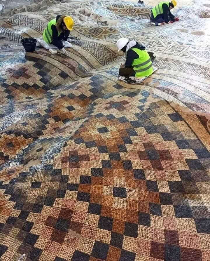 Mosaico de 2000 años desenterrado en Antioquia (Turquía), es el más grande del mundo. Se extiende casi ochocientos cuarenta metros cuadrados.
Los arqueólogos creen que esta composición geométrica alguna vez decoró el suelo de un edificio público en la ciudad que existió antes
