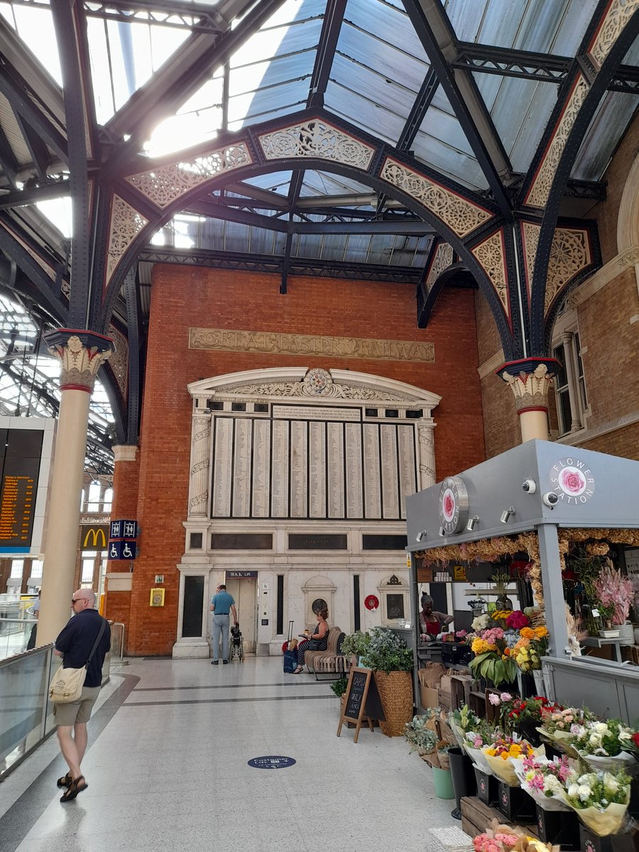 Contemplating a bit of history and waiting for my train to the Annual Science Meeting <a href="/RoSES_ocean/">RoSES</a> #RoSES_CUSTARD. Excited to talk with peers about #oceanography in the #southernocean. Also trying to find a nice #postdoc 😅🤞