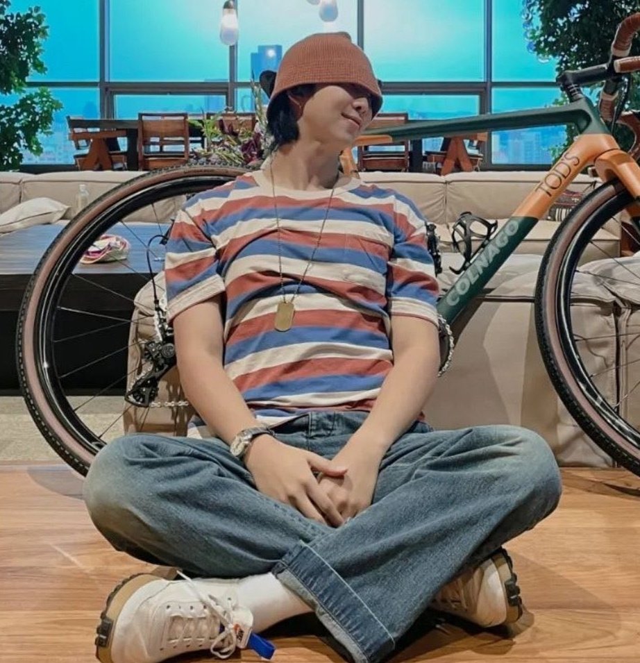 seokjinnie's cheeks 👨🏻🚀💙 tweet media