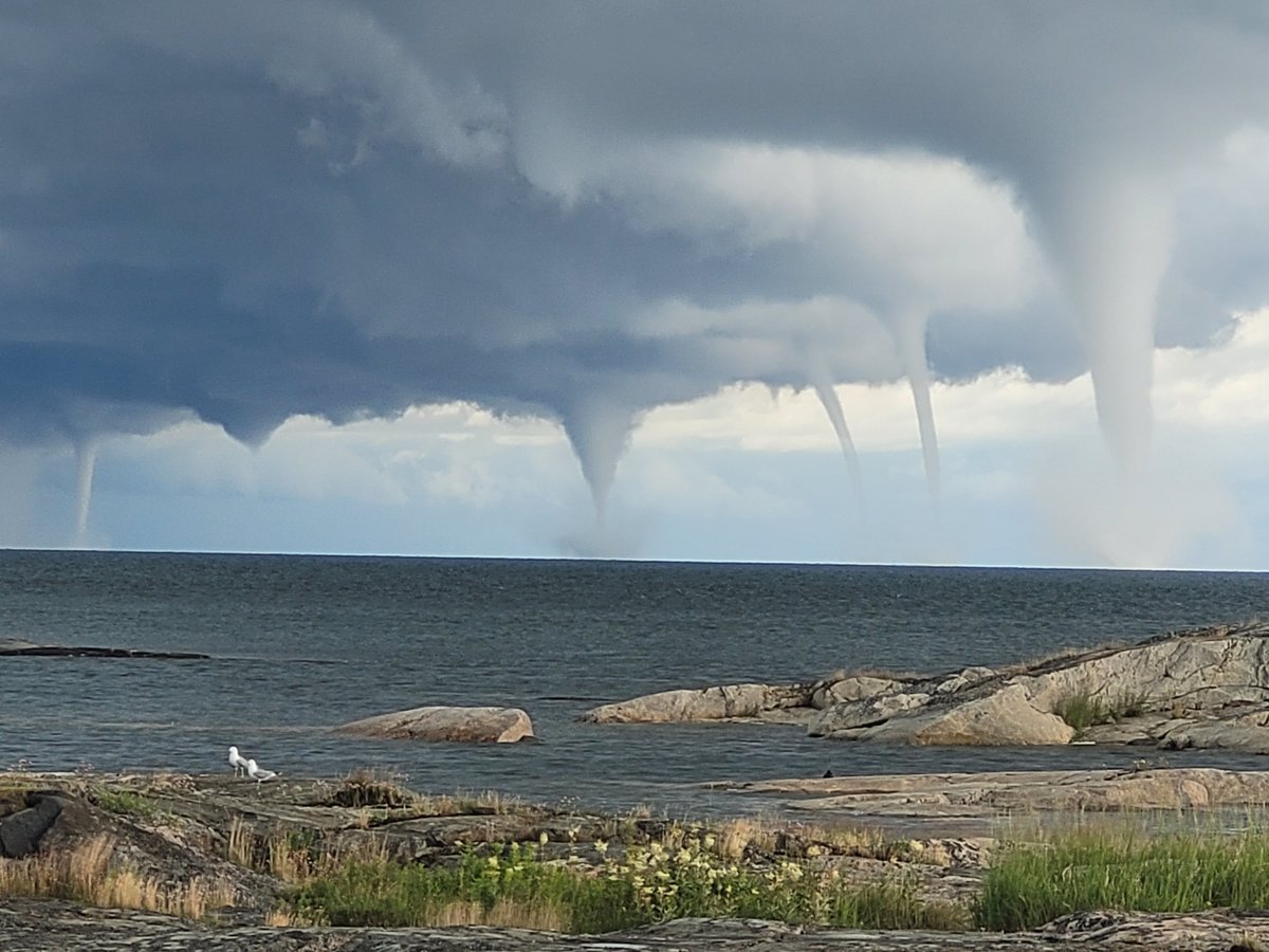 meteo60's tweet photo. Impressionnante famille de #trombes marines observées ce week-end dans le secteur de #Pyhämaa en #Finlande. Le phénomène est très récurrent ces derniers jours en raison d'air frais circulant au-dessus d'une mer baltique bien plus chaude que la normale. 
Photo via @meriraja https://t.co/tqQHxmEA3e