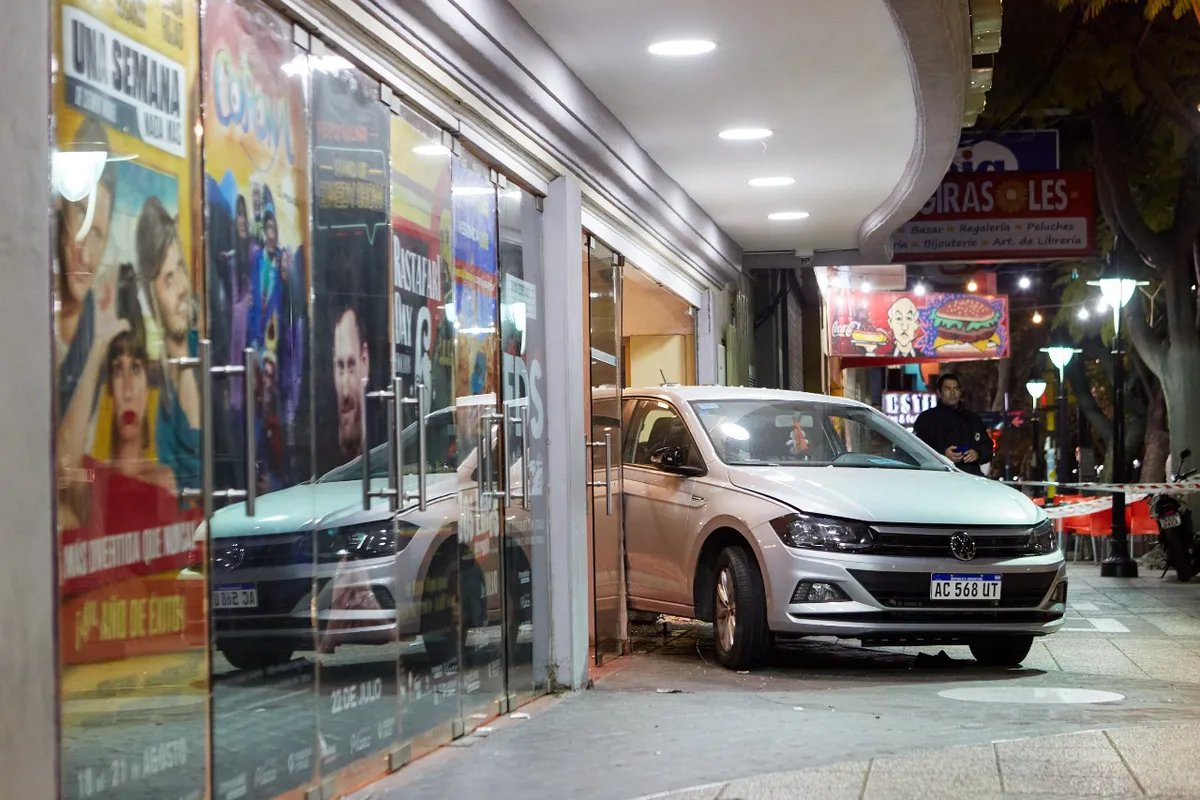 Cadena3_Rosario's tweet photo. Un auto se incrustó en un teatro de Mendoza al final de una obra de Soledad Silveyra: hay heridos graves
"Había mucha gente esperando afuera y cuando dió marcha atrás chocó a la gente, dicen que fue un desperfecto mecánico" dice una comerciante del lugar a @facudimaria en Mendoza https://t.co/KgJ98OqnPv