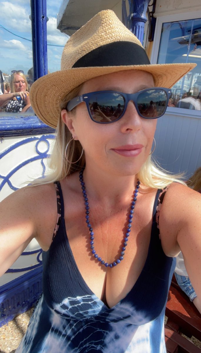 Lovely weekend drinks and music on the pier and a beach day means im a happy girl this week enjoy your Monday 💖🐝🌞🥰