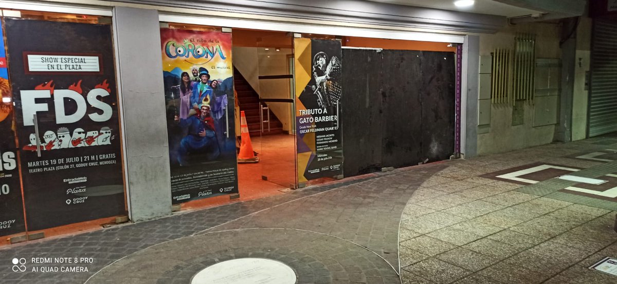 Un auto se incrustó en un teatro de Mendoza al final de una obra de Soledad Silveyra: hay heridos graves
"Había mucha gente esperando afuera y cuando dió marcha atrás chocó a la gente, dicen que fue un desperfecto mecánico" dice una comerciante del lugar a <a href="/facudimaria/">Facundo Dimaria</a> en Mendoza