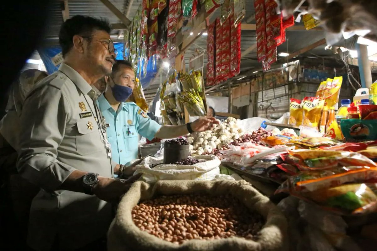 Syahrul_YL's tweet photo. Saya melakukan sidak ke Pasar Pabaeng-baeng, Kota Makassar, Sulawesi Selatan, untuk mengecek dinamika produksi dan harga pangan yang berkaitan dengan inflasi, khususnya untuk komoditas cabai dan bawang. https://t.co/2zsRJW6xZ1