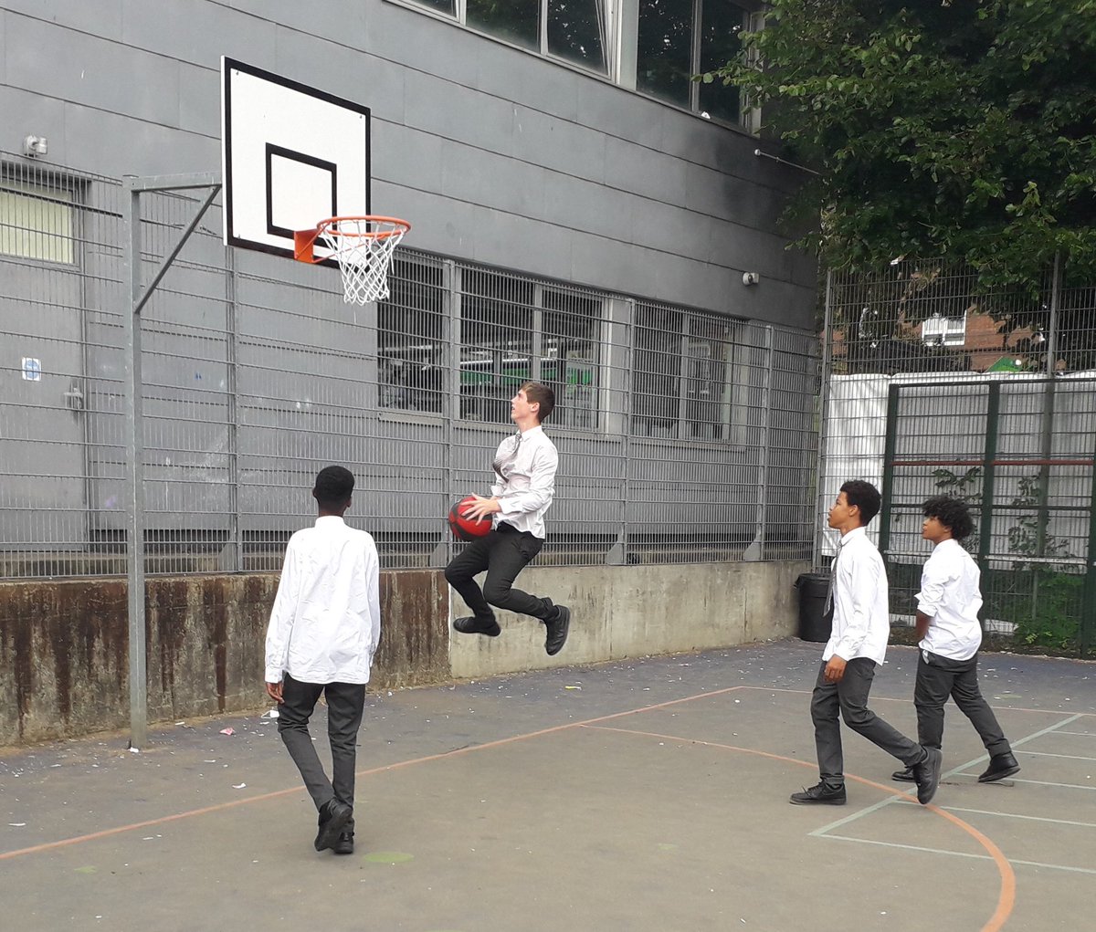COLA_Highgate's tweet photo. Some ACS highlights from last week #COLAHH #BookDonation #OffToGhana #Basketball #NextMichaelJordan #Skills #StudentVoice #LunchtimeChats https://t.co/nf7a7oyIBV