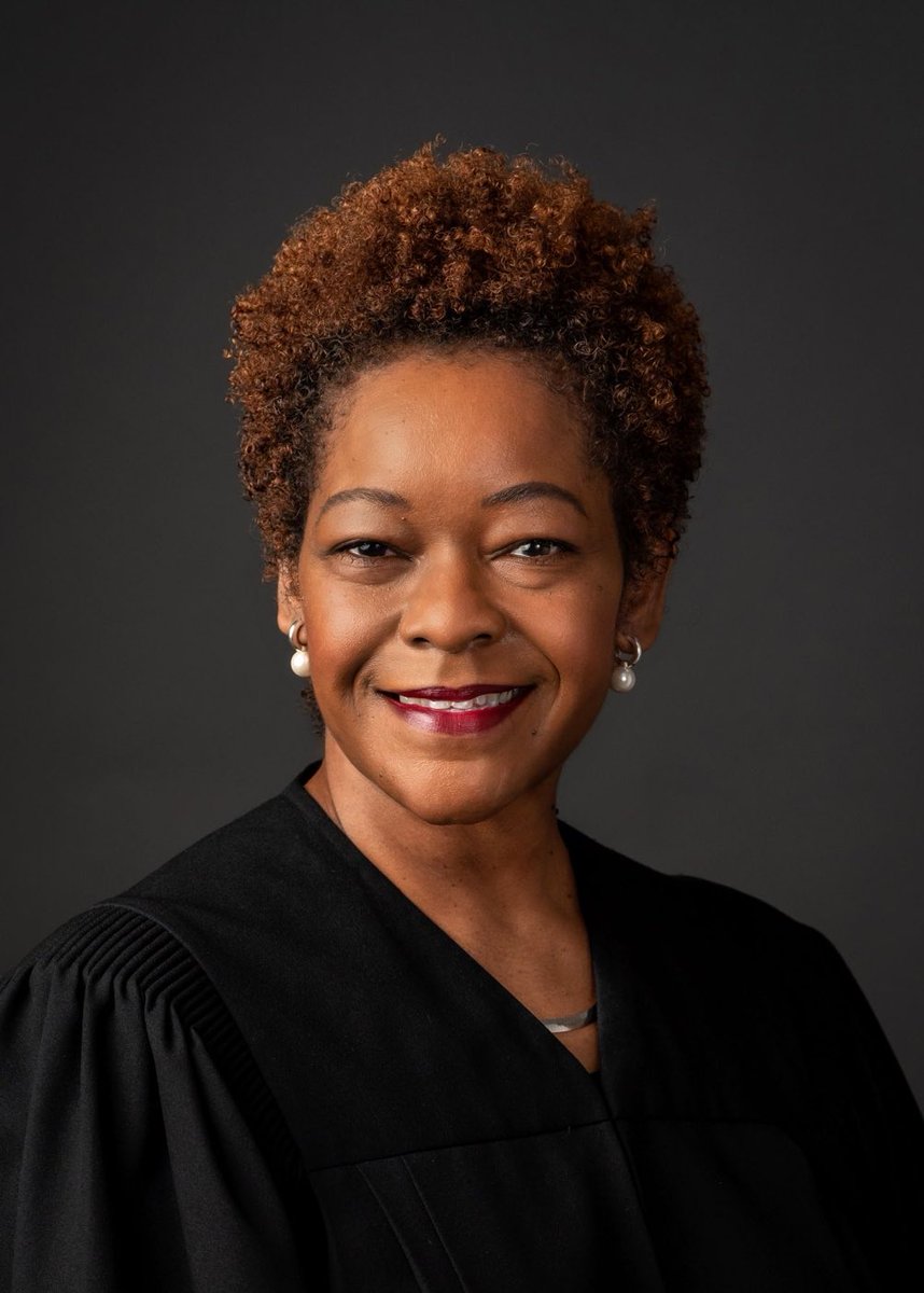 MoniqueWorthy's tweet photo. Lisa Holder White became the first Black woman to sit on the Supreme Court of Illinois on Thursday! 🤗 She also happens to be a Republican. THIS is history WORTH noting. 👏 👏 👏 https://t.co/iyFrCLgvTg