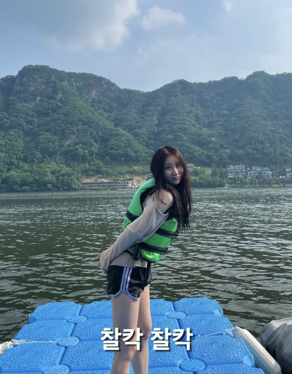 chaerishtival's tweet photo. chaeyeon is so pretty. 🥹 https://t.co/7yarSOJMEC