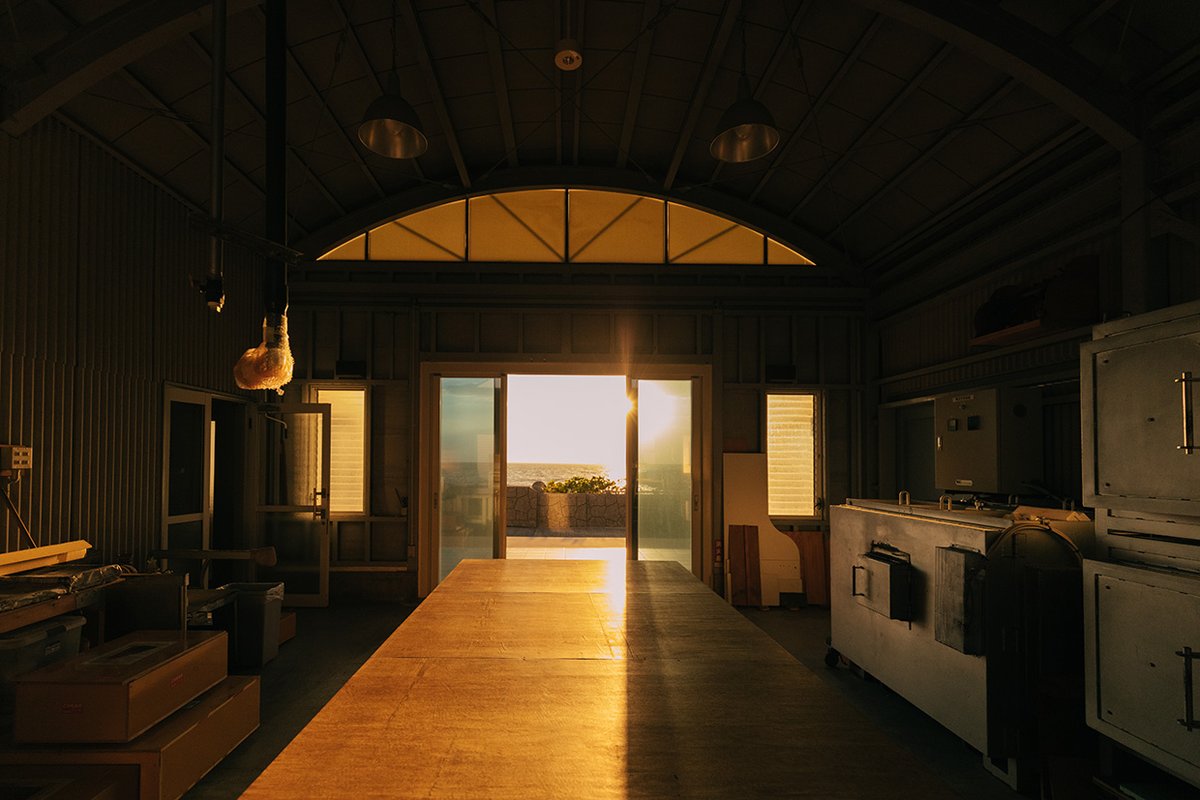 CLASSGLASS_jp's tweet photo. ある日のガラス工房。外には、夕陽に染まるうつくしい海が広がっています。
#CLASSGLASS #山口県 #山陽小野田市 https://t.co/NCR0Hiirjl