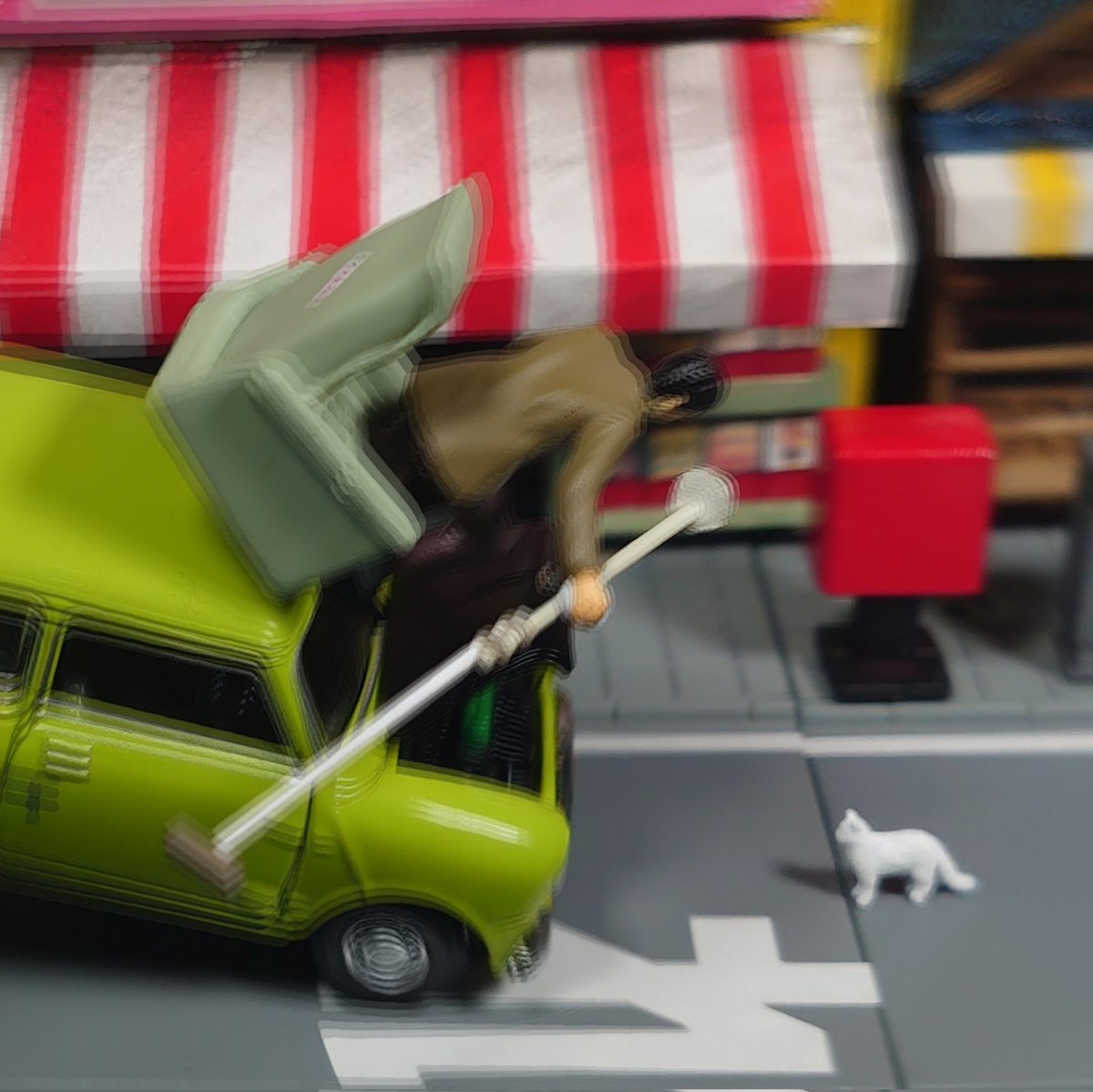 SuzukiR20's tweet photo. Bean &amp; Cat 

#ミニクーパータイプ
#MiniCopper
#ミスタービーン
#MrBean
#猫
#Cat https://t.co/Ih29cOMlIO