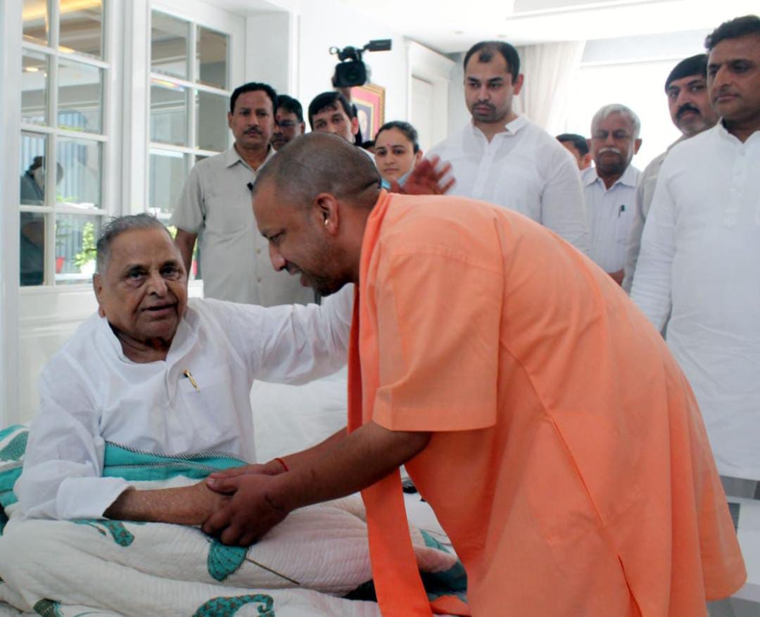 parvezahmadj's tweet photo. ये हैं @myogiadityanath और वो हैं मुलायम सिंह यादव...! दुःख की घड़ी में योगी जी ने मुलायम का हाथ थामा तो  मुलायम ने भी उनके पीठ पर हाथ फेरा-चलाते रहिए सरकार !! https://t.co/5eM52yuQon