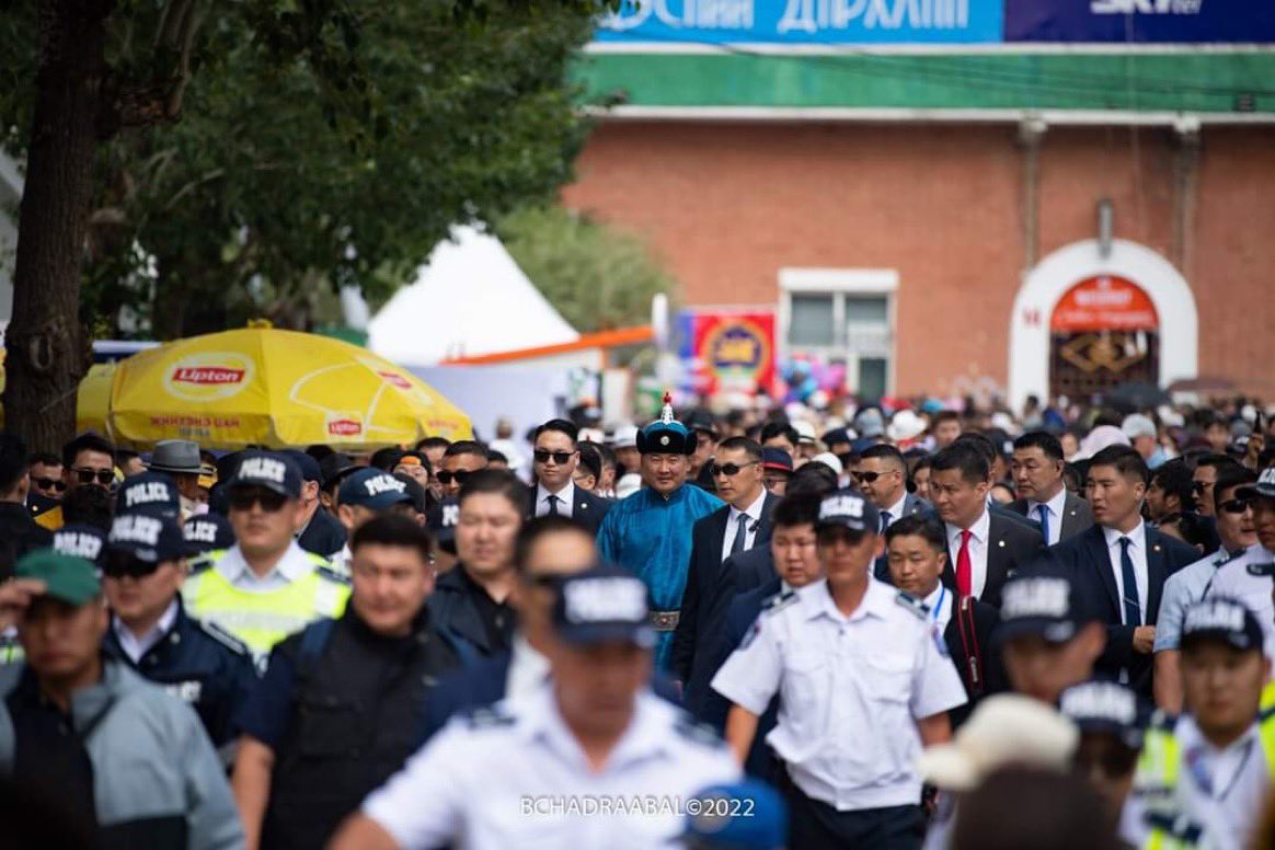 Дайн болж буй газар дэлхийд яг одоо халдлагад өртөх хамгийн магадлалтай 2 хүн. Нөгөөх нь азийн гөлөг улсын хэн ч тоохгүй нэг гар. Яг тооллоо 45 бие хамгаалагч дагуулжээ. Америкийн Ерөнхийлгч ингэдэггүй байх
